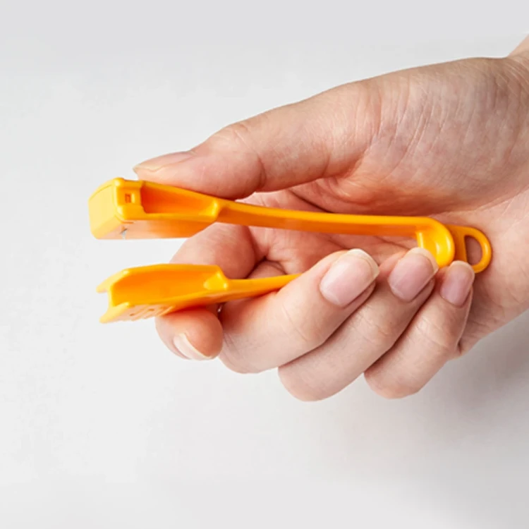 Nóż do otwierania foliowych opakowań OLFA PK-1 Bag Cutter - dłoń