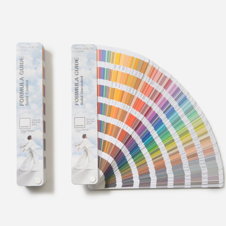 Wzornik kolorów PANTONE Formula Guide - edycja limitowana - kolor roku 2026: 11-4201 Cloud Dancer - otwarty