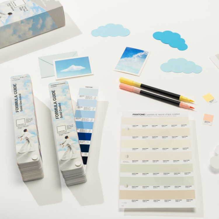 Wzornik kolorów PANTONE Formula Guide - edycja limitowana - kolor roku 2026: 11-4201 Cloud Dancer - na biurku