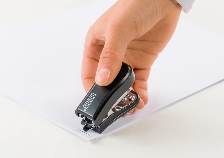 Zszywacz mini Novus czarny + zszywki 24/6 blister – zdjęcie 3