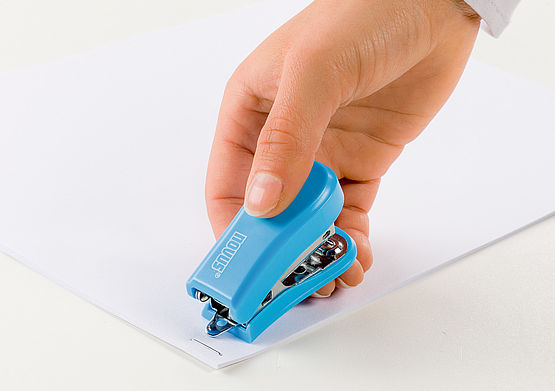 Zszywacz mini Novus błękitny + zszywki 24/6 blister – zdjęcie 2