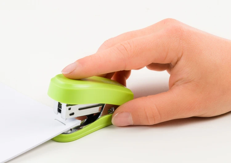 Zszywacz mini Novus jasno zielony + zszywki 24/6 blister – zdjęcie 3