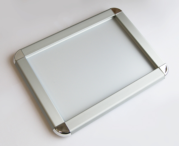 Rama plakatowa aluminiowa A5 z narożnikami 1408X21 cm – zdjęcie 2