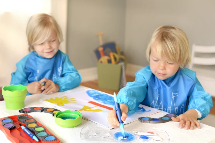 Fartuszek do malowania dla dzieci czerwony Faber-Castell – zdjęcie 3