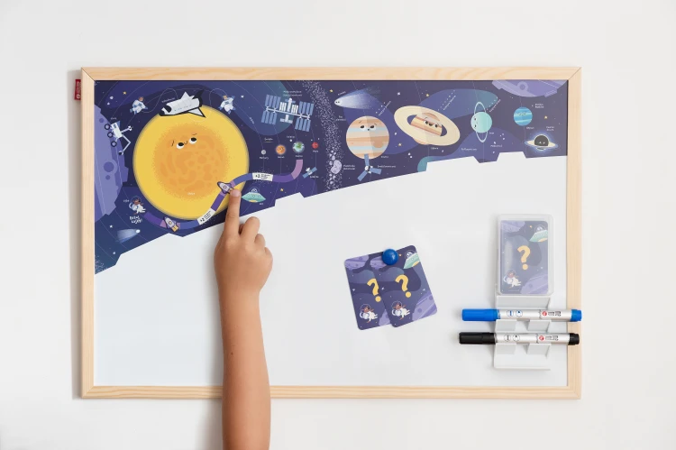 Tablica edukacyjna MemoBe, WHITEBOARDGAME: Space adventure!, nadruk KOSMOSU, zestaw do gry, wersja PL, rama drewniana, 6 – zdjęcie 2