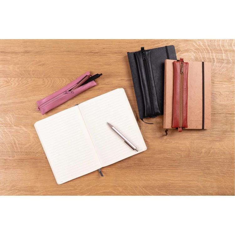 Zestaw prezentowy nomaddict my.essentials notes A5 w kropki, 96 kartek + piórnik różowy clairefontaine – zdjęcie 3