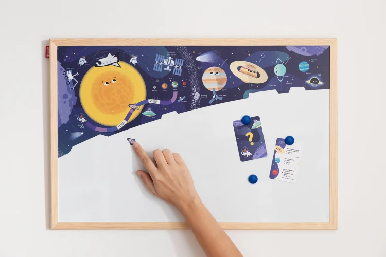Tablica edukacyjna MemoBe, WHITEBOARDGAME: Space adventure!, nadruk KOSMOSU, zestaw do gry, wersja EN, rama drewniana, 1 – zdjęcie 2