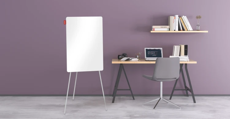 Flipchart na trójnogu MEMOBE, szklany biały, suchościeralny magnetyczny, 70x100xh180 cm – zdjęcie 2