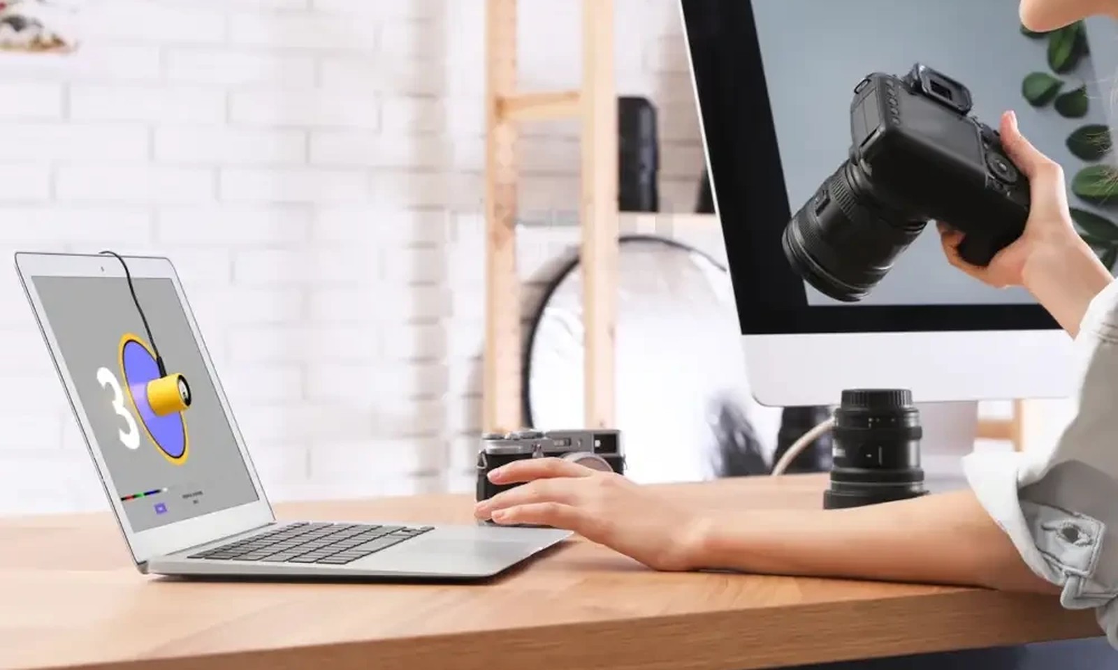Kalibracja ekranu laptopa kalibratorem w pracowni fotografa