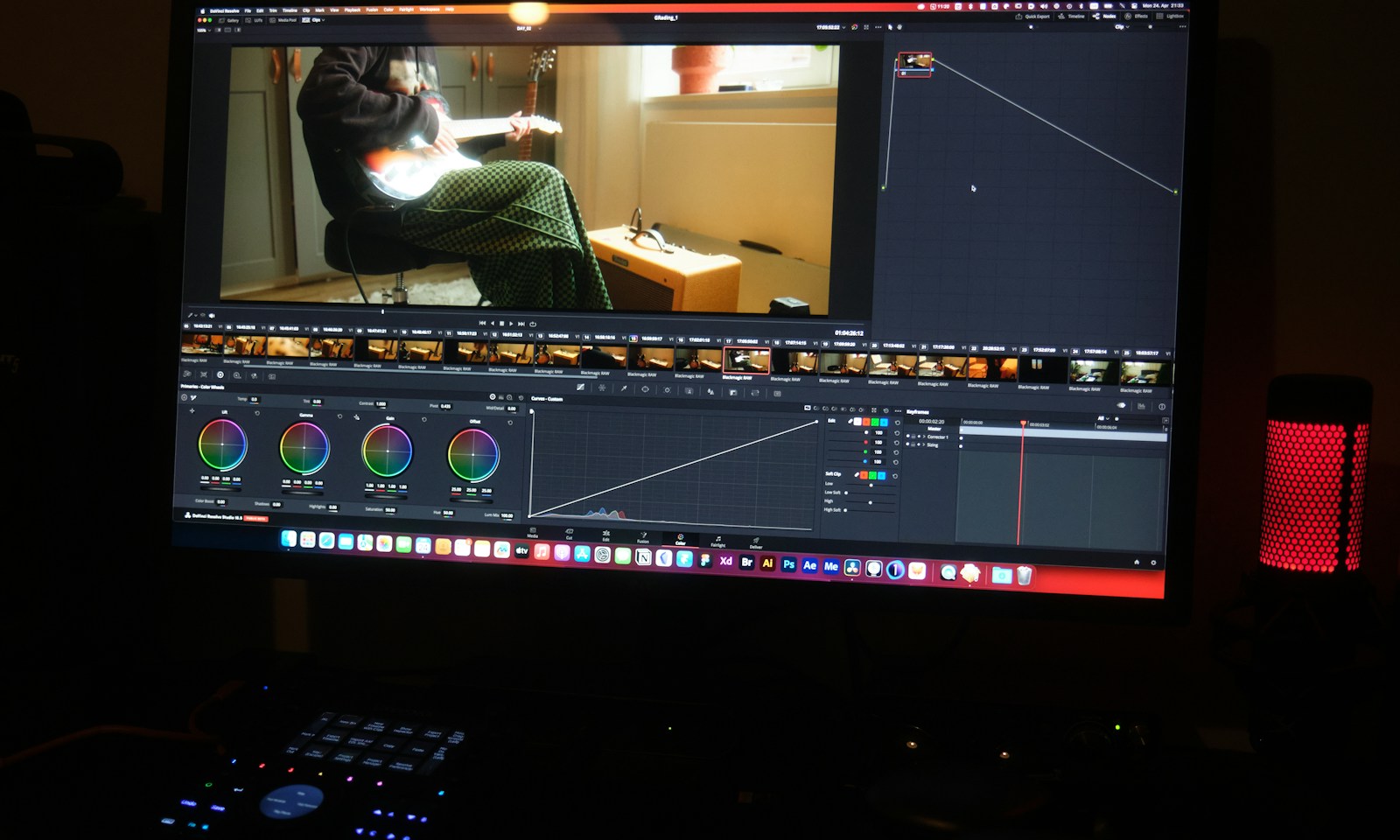 Korekcja kolorów materiału wideo na monitorze w przyciemnionej pracowni