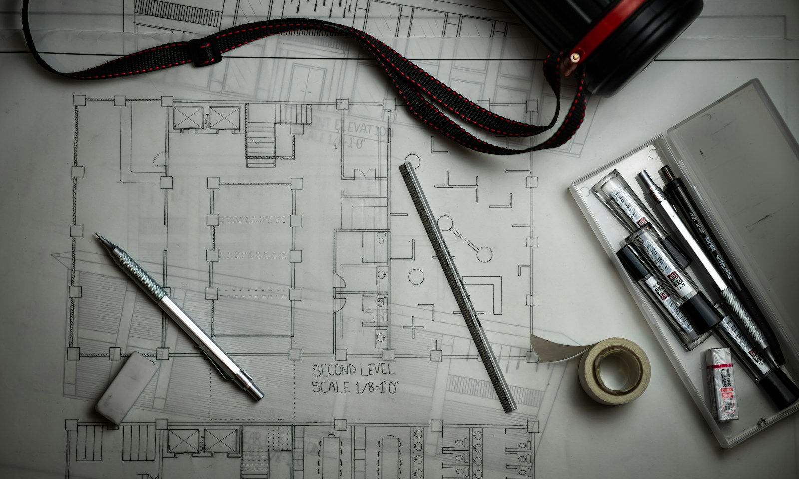 Rysunek architektoniczny w dużym formacie z przyborami kreślarskimi