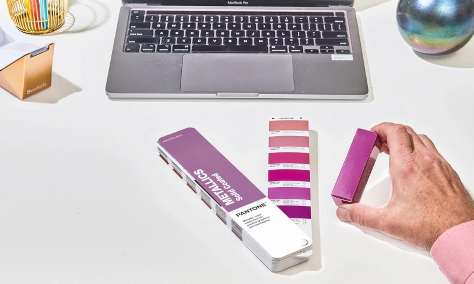 Próbki kolorów we wzorniku Pantone w zbliżeniu